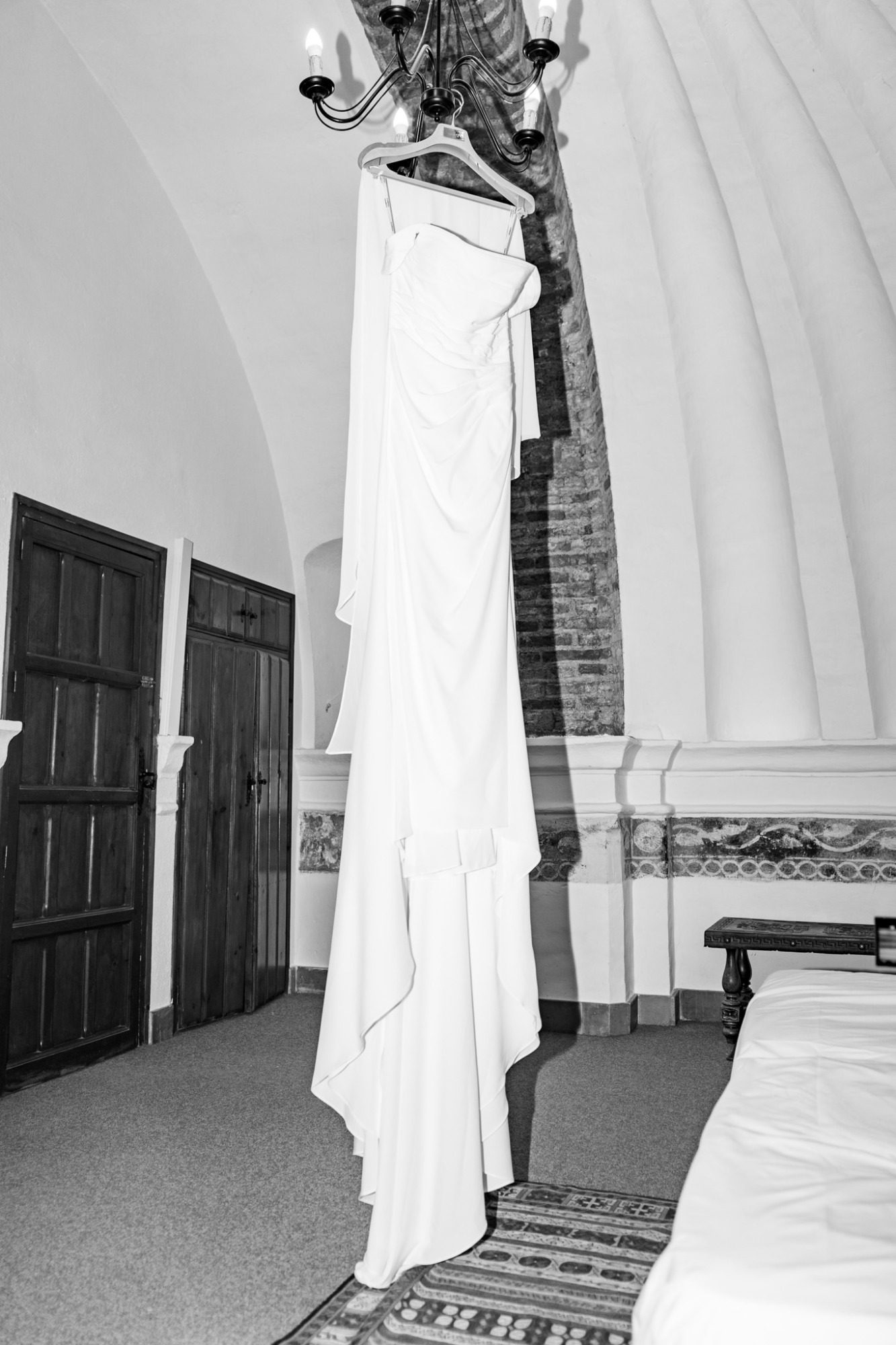 Traje de novia colgando de una percha