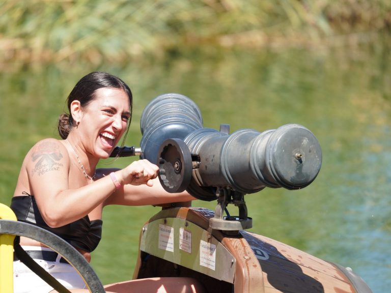 Mujer disparando cañón de agua