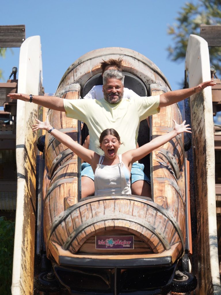 Familia disfrutando en parque temático