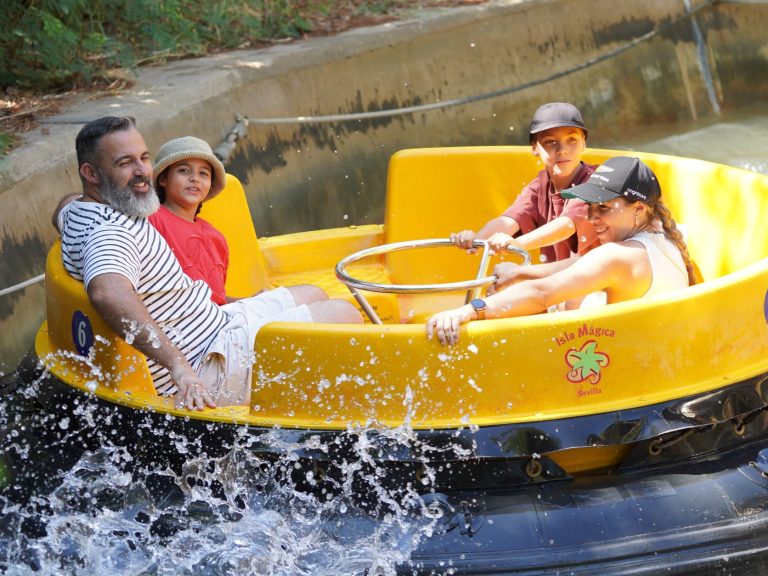 Familia divirtiéndose en parque temático