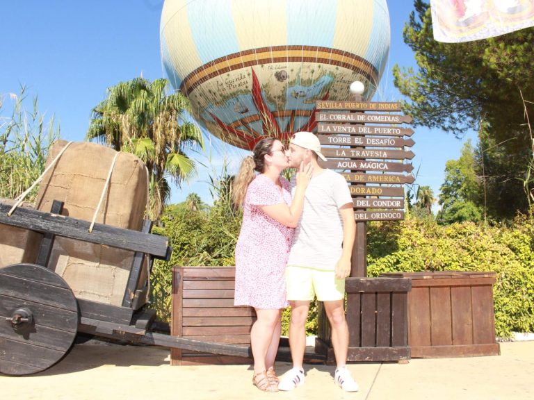 Pareja besándose con globo aerostático detrás