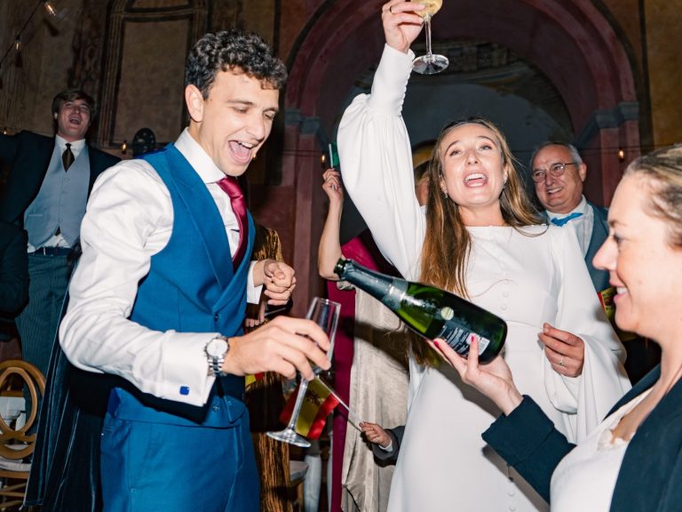 Grupo de personas festejando con bebidas en un evento alegre.